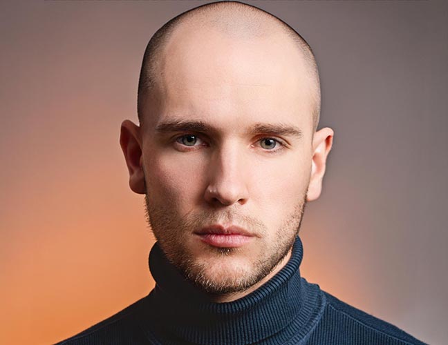 Schluss mit der glänzenden Glatze: Make-Up für Männer